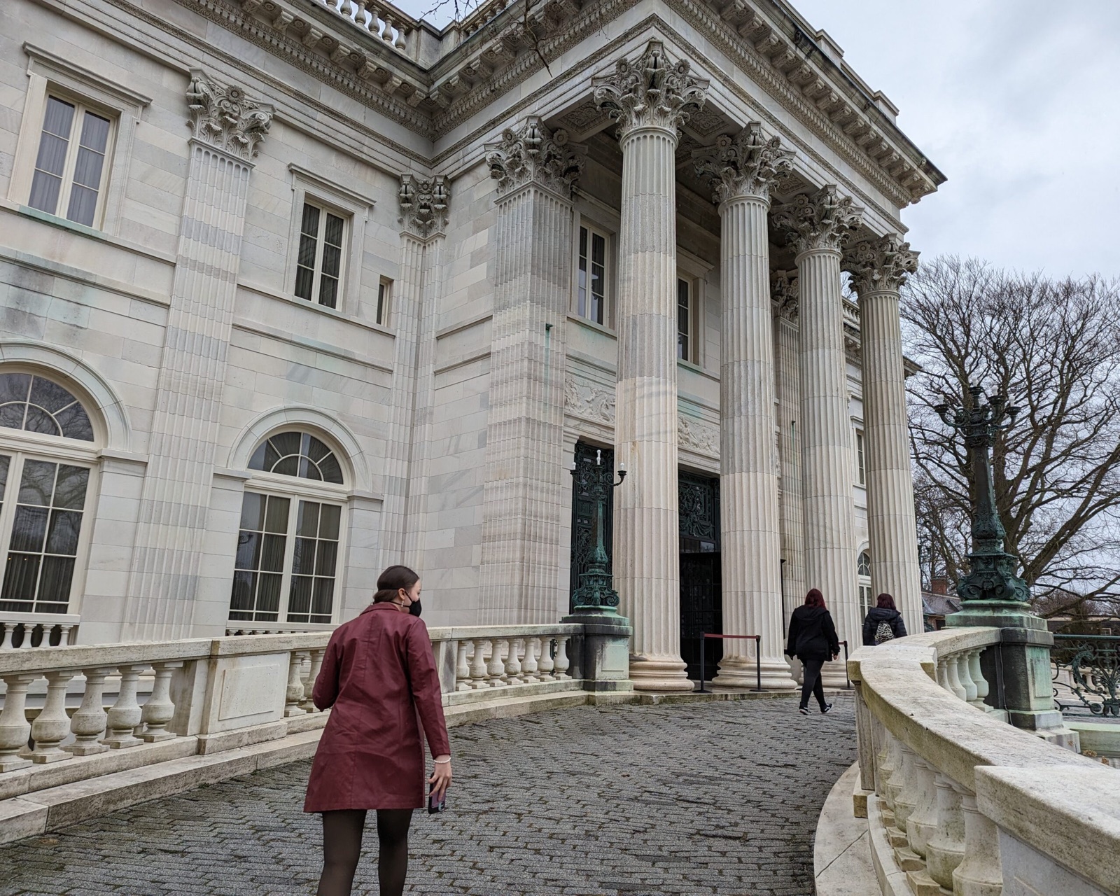 Students walking up to a grand marble mansion on a civics field trip